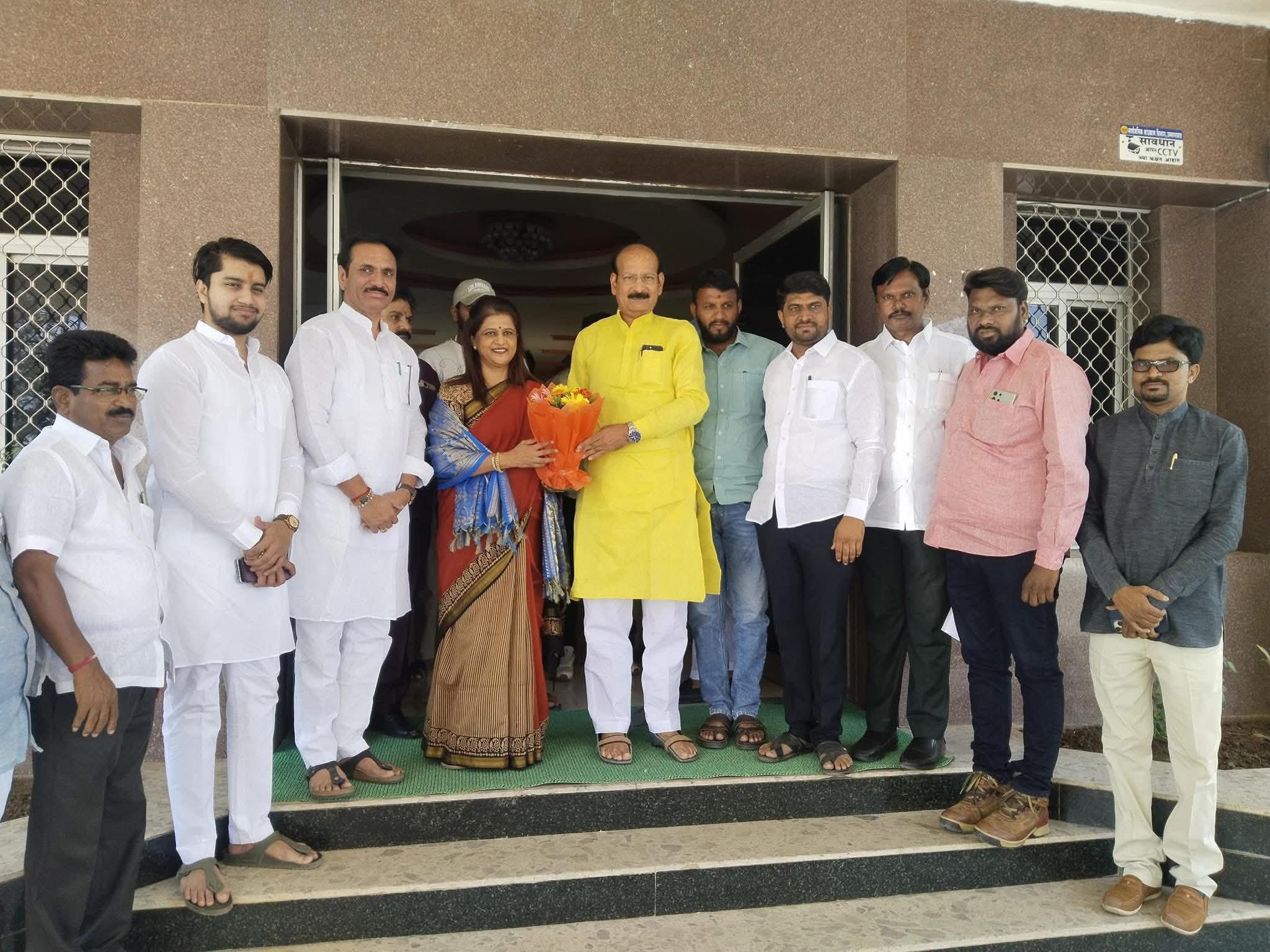 भारतीय जनता पार्टीच्या महाराष्ट्र प्रदेश उपाध्यक्षा तथा धाराशिव जिल्हा प्रभारी सौ. अर्चनाताई पाटील चाकूरकर याचा मा आ सुजितसिंह ठाकूर याच्याकडून सत्कार
