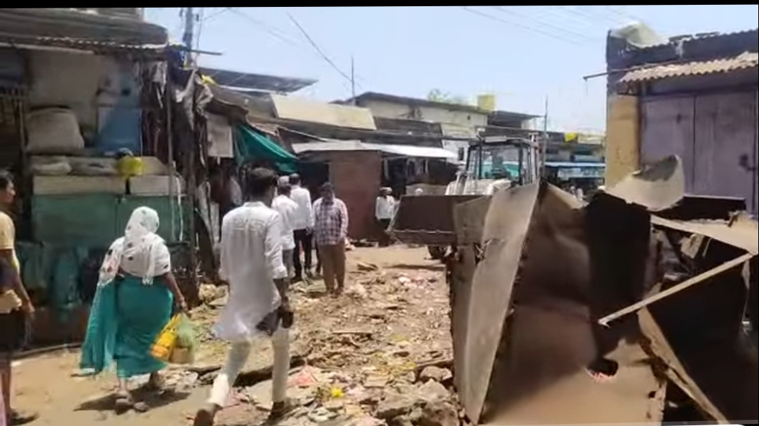 किल्ला मार्ग अतिक्रमणमुक्त! परंडा नगरपरिषदेची मोठी मोहीम, पोलिसांचा कडक बंदोबस्त