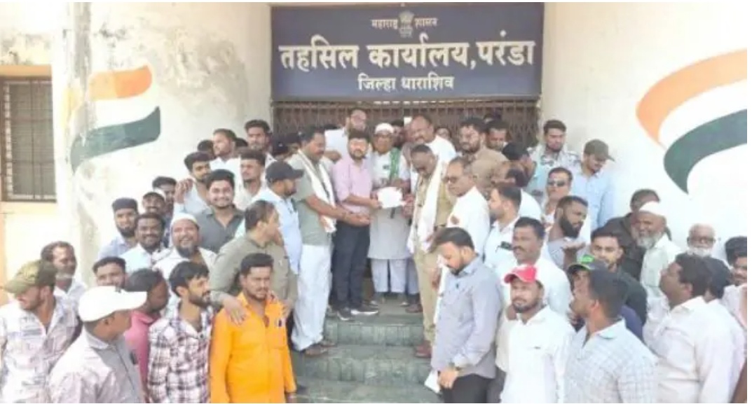 परंडा शहर बंदला उत्स्फूर्त प्रतिसाद; नगर परिषद कर्मचाऱ्याच्या निलंबनाची जोरदार मागणी