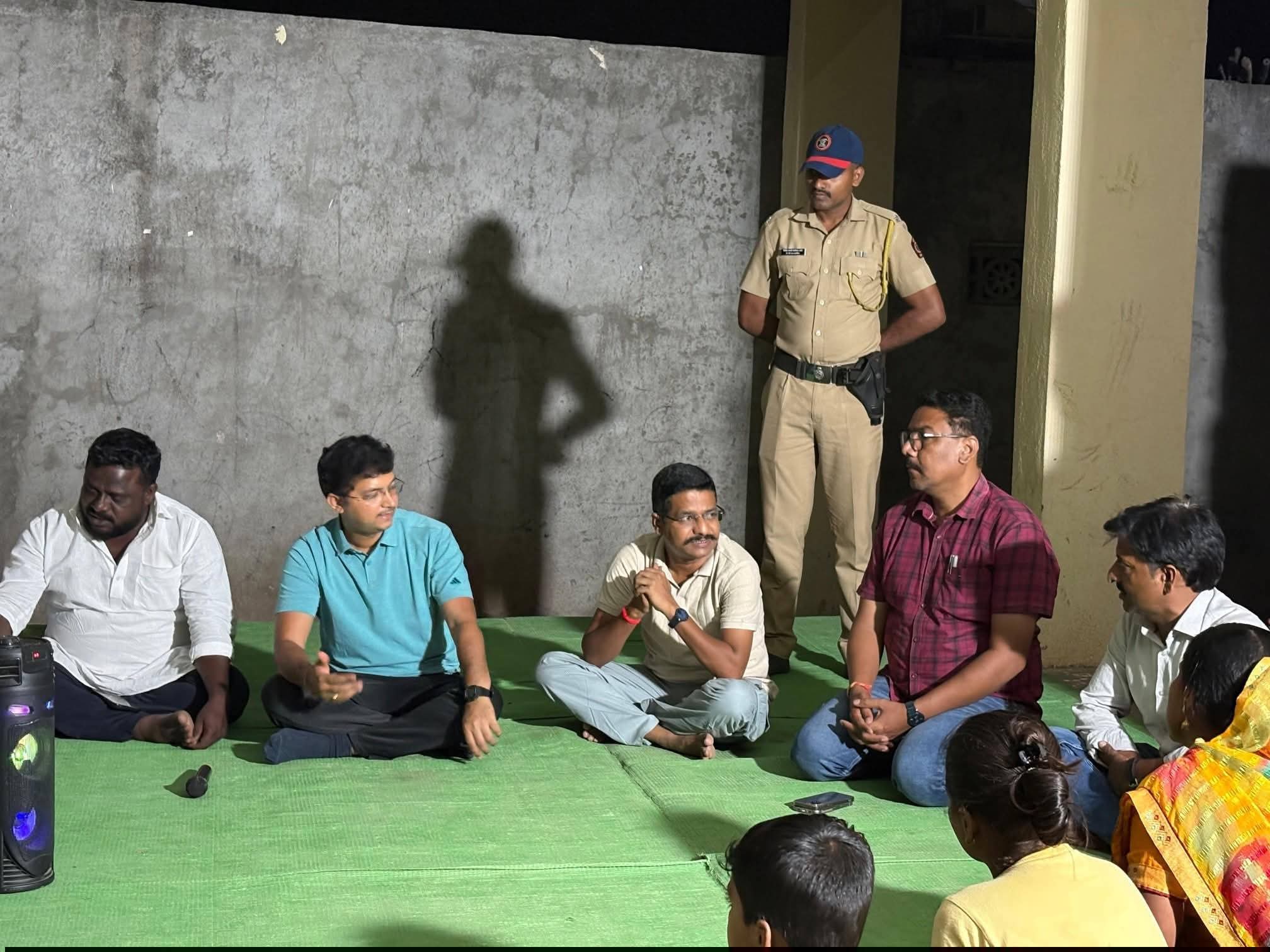 तुळजापूर तालुक्यात जिल्हाधिकाऱ्यांचा मुक्कामी दौरा; तीर्थ बुद्रुकमध्ये विकासाचा थेट संवाद