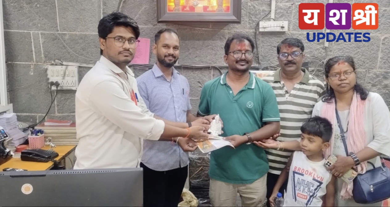 नांदेडच्या भाविकाकडून तुळजाभवानी मातेच्या चरणी एक किलो चांदीची मूर्ती अर्पण