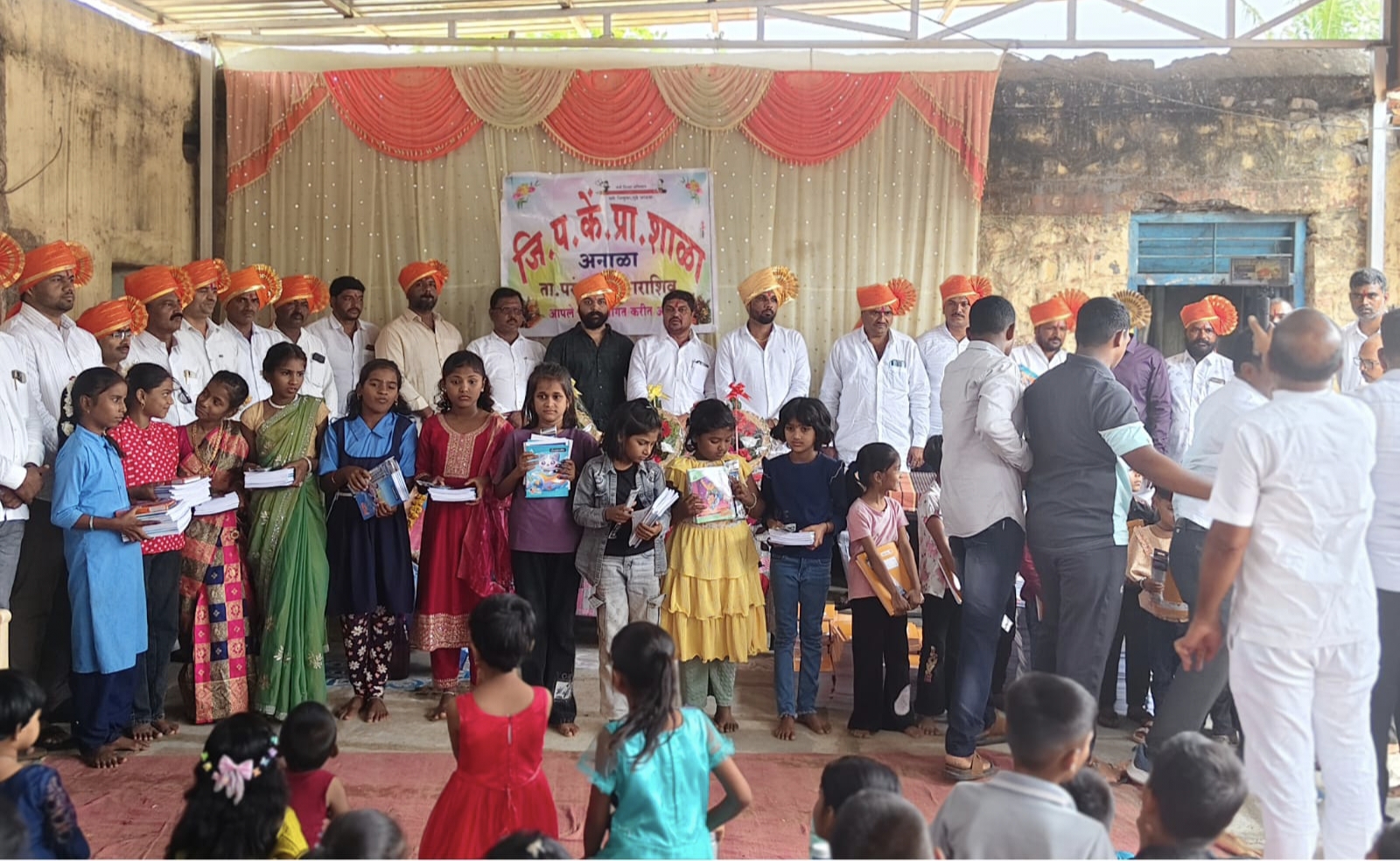 आनाळा येथील ३०० विद्यार्थ्यांना १ लाख रुपयांच्या शैक्षणिक साहित्याचे वाटप; उद्योजक विक्रम पाटोळे, अनिल शिंदे व राहुल शिंदे यांचा स्तुत्य उपक्रम